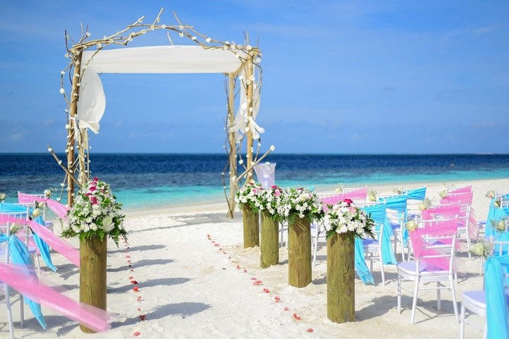 Pros and cons of destination wedding