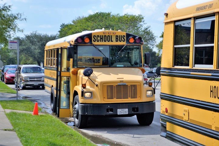 Pros and Cons of Being a School Bus Driver